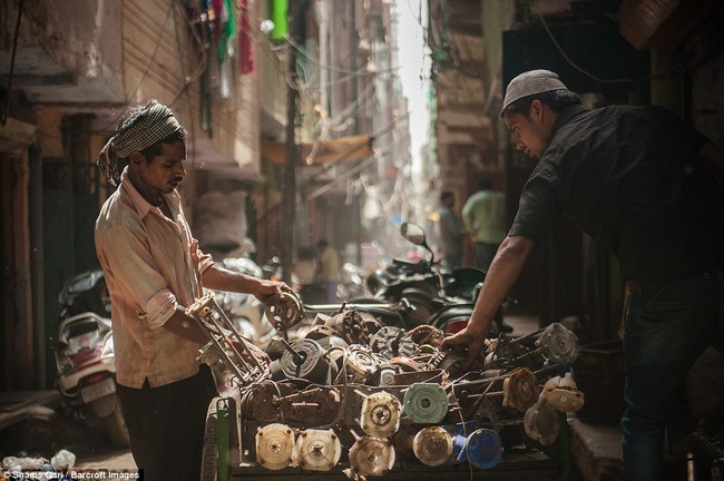 Cuộc sống mưu sinh trên bãi rác thải điện tử khổng lồ ở Seelampur, Ấn Độ - Ảnh 6.