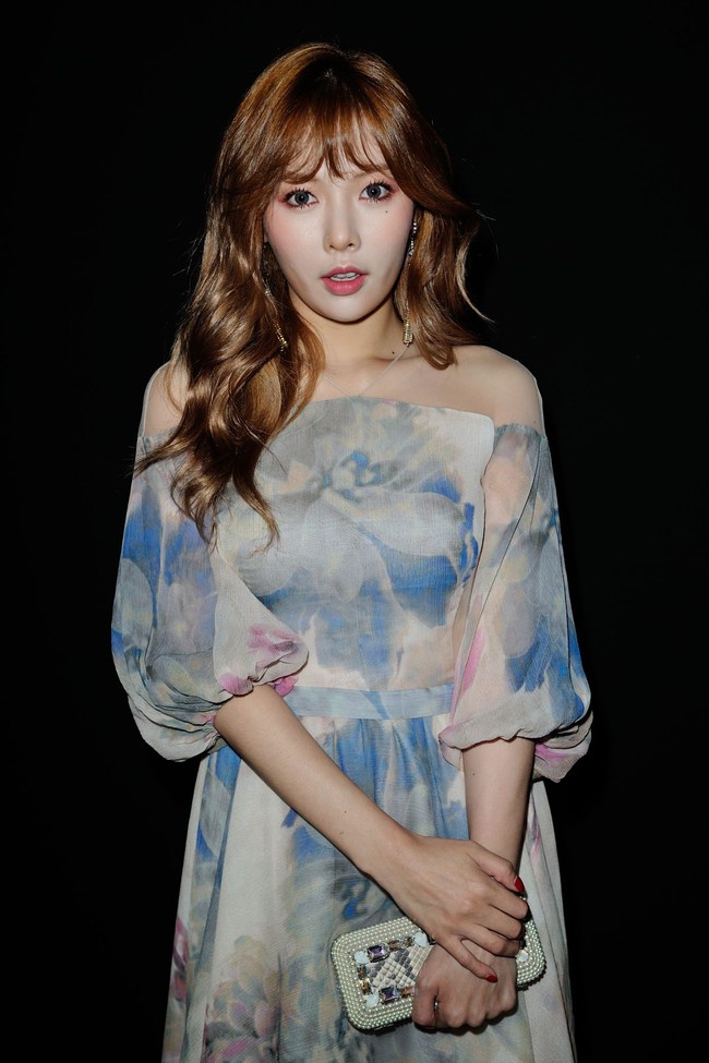 Hyuna lần đầu diện đầm công chúa tham dự Tuần lễ thời trang Haute Couture tại Paris - Ảnh 7.