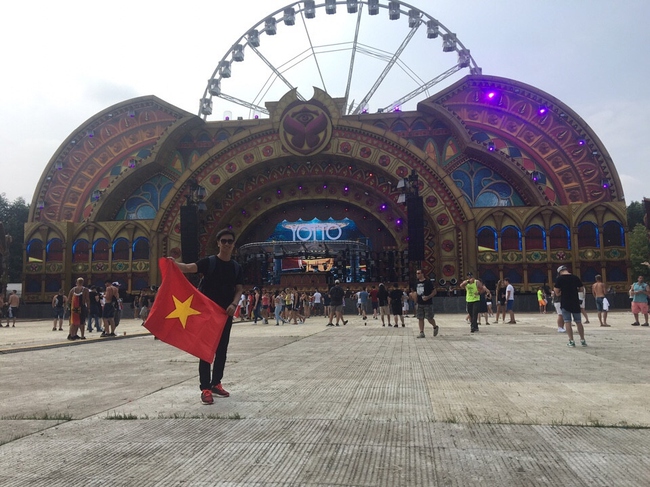 Slim V cùng người yêu dựng lều tham gia lễ hội Tomorrowland tại Bỉ - Ảnh 3.