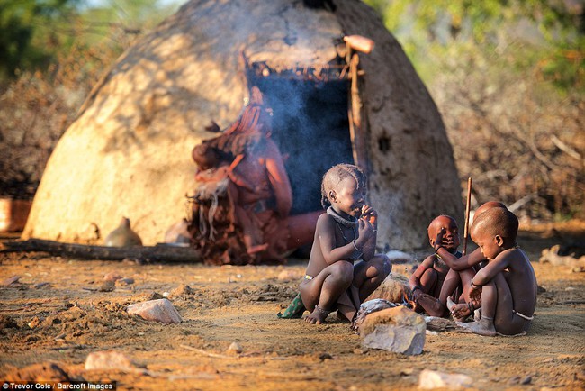 Chùm ảnh: Nét văn hóa có một không hai của bộ lạc kỳ lạ ở Namibia - Ảnh 10.