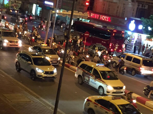 H&agrave; Nội: &Ocirc; t&ocirc; lật ngửa tr&ecirc;n cầu vượt Trần Duy Hưng, t&agrave;i xế may mắn tho&aacute;t nạn - Ảnh 5.
