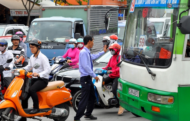 Kẹt xe nghiêm trọng ở cửa ngõ sân bay Tân Sơn Nhất vào giữa trưa - Ảnh 6.