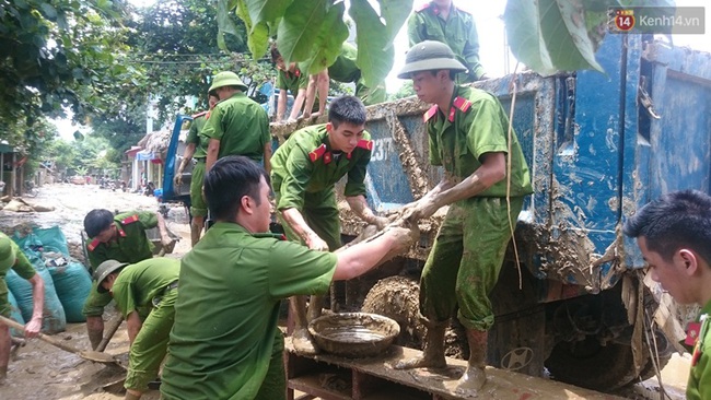 Chùm ảnh: Xách nước, đẩy bùn đất ra khỏi nhà dân sau đợt lũ kinh hoàng ở Lào Cai - Ảnh 6.