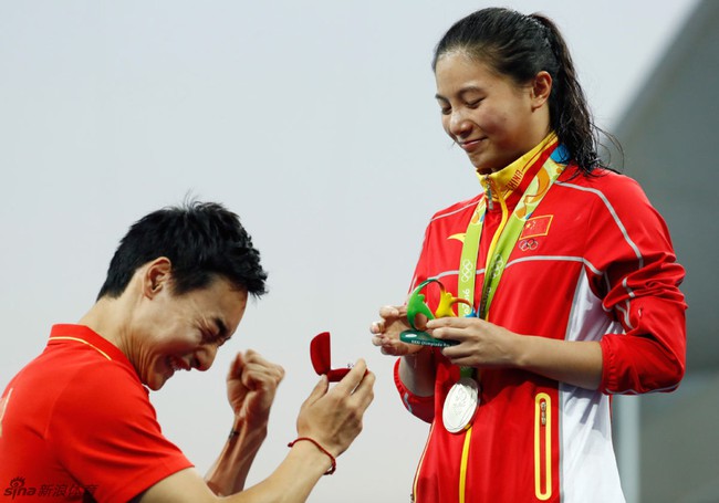 Nữ VĐV Trung Quốc xinh đẹp bật khóc khi được cầu hôn trên sàn đấu Olympic 2016 - Ảnh 6.