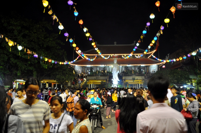 Người dân đổ về chùa dự lễ Vu lan, một số tuyến đường Sài Gòn bị ùn tắc - Ảnh 6.