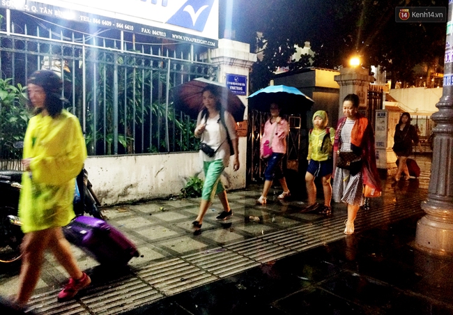 Cửa ngõ sân bay Tân Sơn Nhất kẹt cứng, hành khách dầm mưa đi bộ gần 2km vào  làm thủ tục - Ảnh 7.