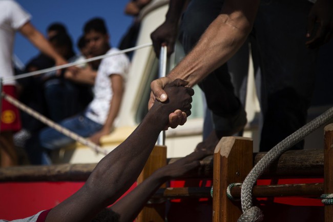 Chùm ảnh: Những gian nguy và đau đớn trên hành trình vượt biển của người tị nạn - Ảnh 6.