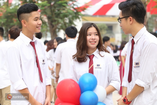 Học sinh H&agrave; Nội v&agrave; S&agrave;i G&ograve;n cực h&agrave;o hứng trong ng&agrave;y khai giảng - Ảnh 16.