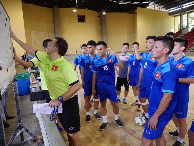 Fan nữ vượt hàng nghìn km từ Canada sang Colombia cổ vũ tuyển futsal Việt Nam - Ảnh 5.