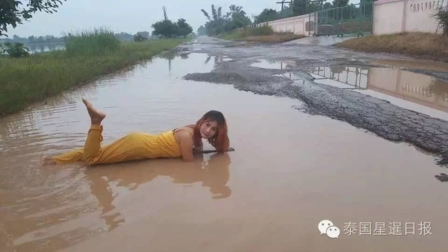 Thái Lan: Nhiều cô gái trẻ đổ xô đi tắm trong vũng nước mưa giữa đường - Ảnh 5.