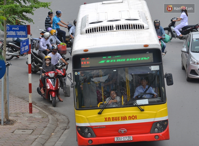 Clip: Đường càng đông thì lại càng hãi hùng xe bus lạng lách, vượt ẩu! - Ảnh 3.