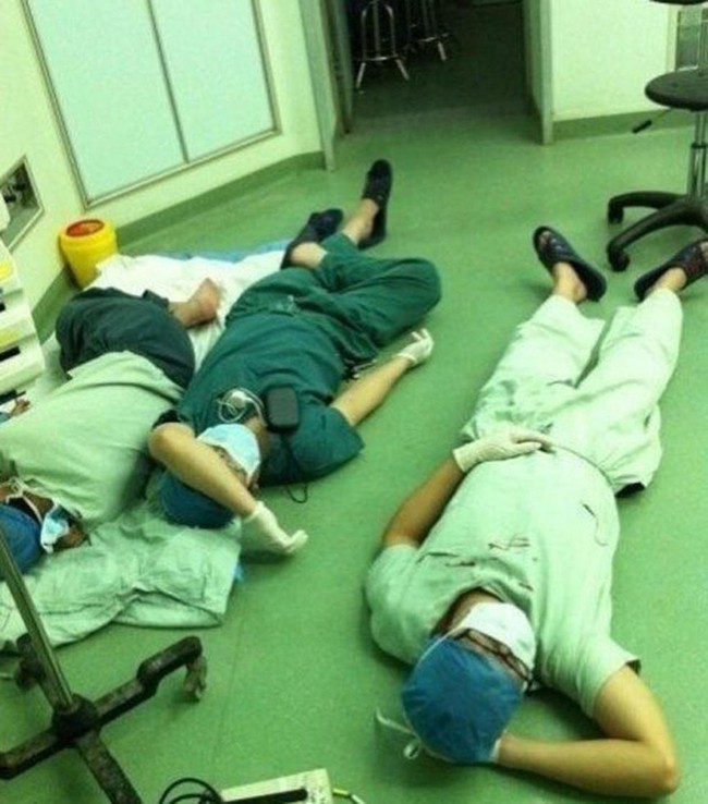 Quỳ nửa tiếng trong phòng phẫu thuật, nữ y tá mang thai 7 tháng kiệt sức ngồi nghỉ trên nền đất - Ảnh 6.