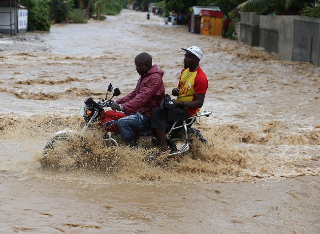 Khung cảnh hoang tàn đáng sợ sau khi bão mặt quỷ Matthew càn quét Haiti  - Ảnh 8.