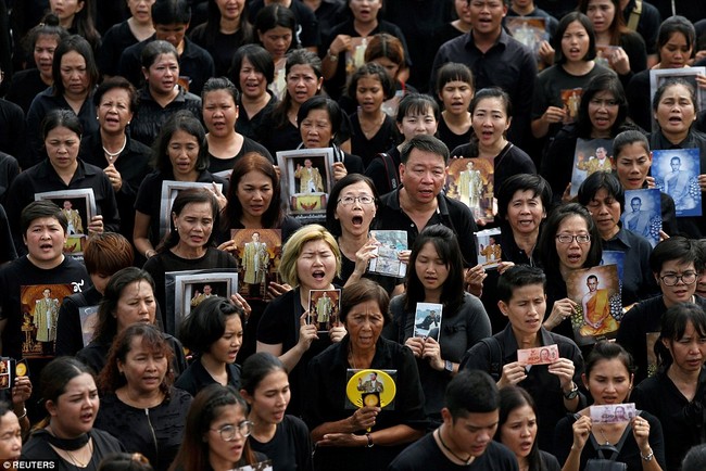 150.000 người dân Thái mặc áo đen tập trung bên ngoài cung điện Hoàng gia hát quốc ca tưởng nhớ vua Bhumibol - Ảnh 6.