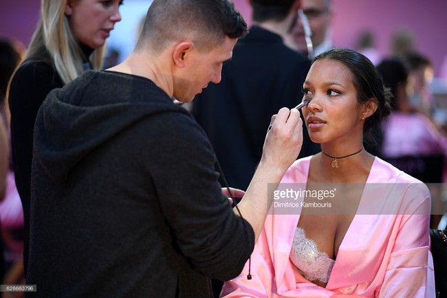 Victorias Secret Fashion Show 2016: D&agrave;n mẫu n&oacute;ng bỏng tất bật makeup, l&agrave;m t&oacute;c trước giờ G - Ảnh 18.