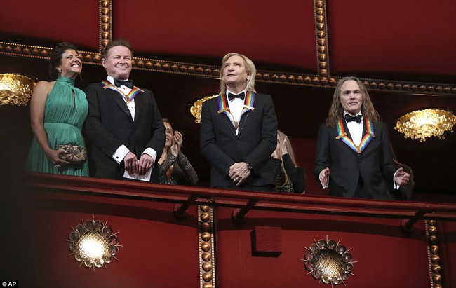 Bà Michelle cực xinh đẹp, sánh đôi cùng ông Obama tới dự lễ trao giải Kennedy Center Honors 2016 - Ảnh 11.