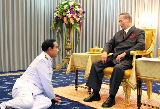 Nghi thức quỳ lạy c&aacute;c th&agrave;nh vi&ecirc;n Ho&agrave;ng tộc của thần d&acirc;n Th&aacute;i Lan - Ảnh 6.