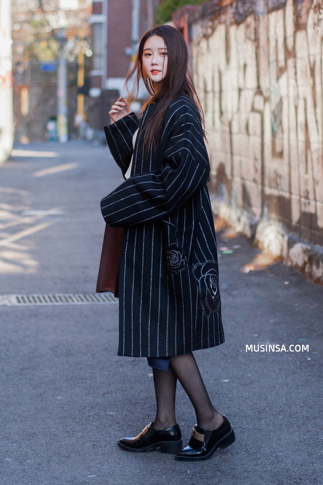 Giới trẻ thế giới sẵn s&agrave;ng đ&oacute;n năm mới với street style chẳng lồng lộn m&agrave; vẫn đẹp rụng rời - Ảnh 9.