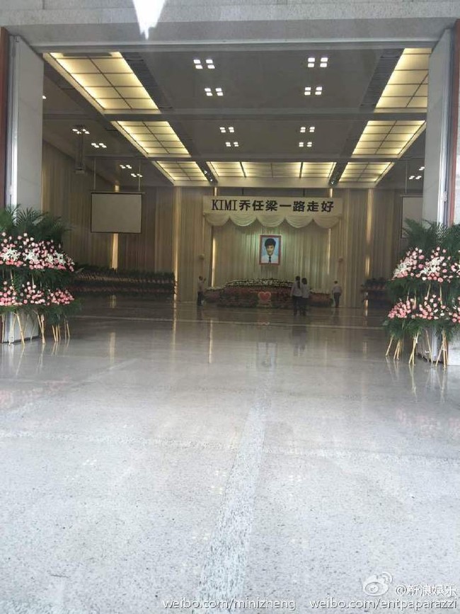 Nhà tang lễ tràn ngập hoa hồng trước ngày tiễn biệt Kiều Nhậm Lương về nơi an nghỉ cuối cùng - Ảnh 5.