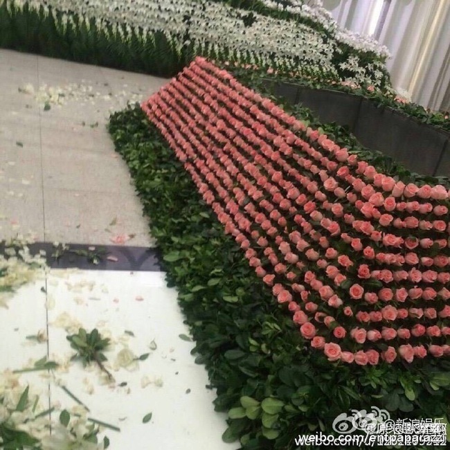 Nhà tang lễ tràn ngập hoa hồng trước ngày tiễn biệt Kiều Nhậm Lương về nơi an nghỉ cuối cùng - Ảnh 8.