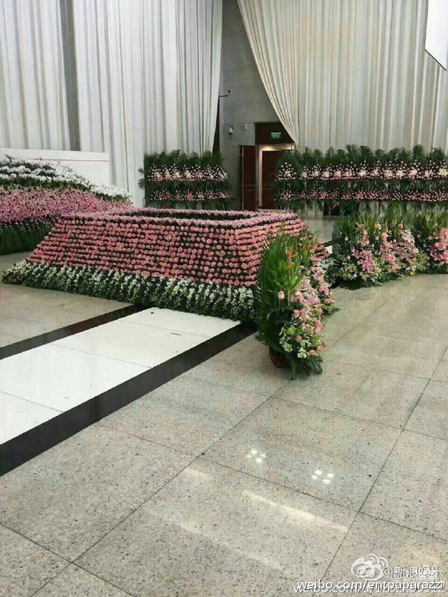 Nhà tang lễ tràn ngập hoa hồng trước ngày tiễn biệt Kiều Nhậm Lương về nơi an nghỉ cuối cùng - Ảnh 9.