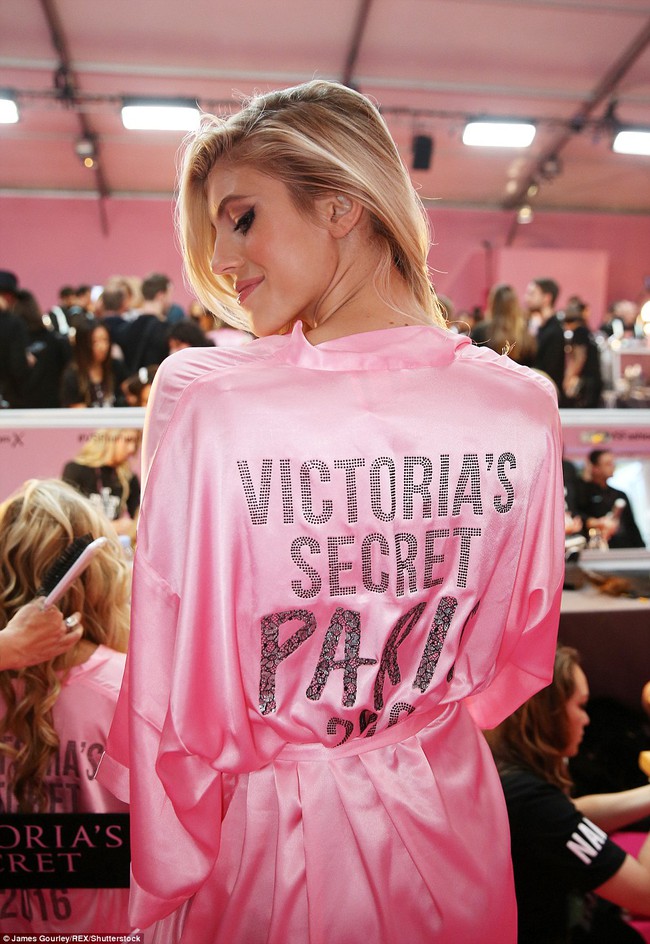 Victorias Secret Fashion Show 2016: D&agrave;n mẫu n&oacute;ng bỏng tất bật makeup, l&agrave;m t&oacute;c trước giờ G - Ảnh 6.