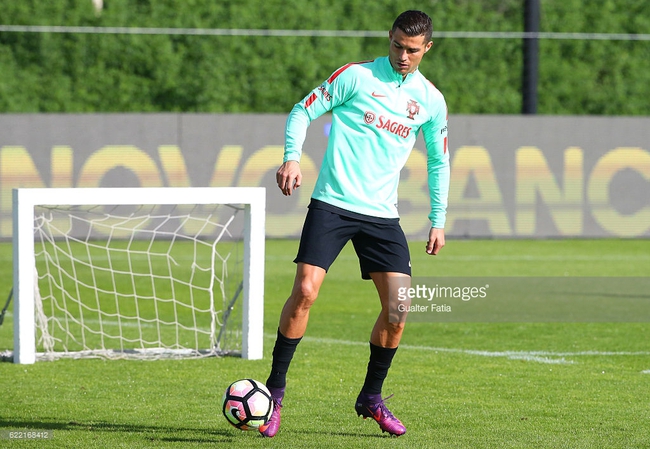 Ronaldo trần trùng trục vừa chải đầu vừa nghêu ngao hát - Ảnh 5.