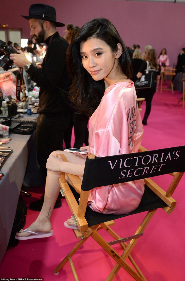 Victorias Secret Fashion Show 2016: D&agrave;n mẫu n&oacute;ng bỏng tất bật makeup, l&agrave;m t&oacute;c trước giờ G - Ảnh 46.