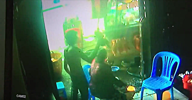 Nghi vấn nam thanh ni&ecirc;n ng&aacute;o đ&aacute; khống chế cụ b&agrave; ở S&agrave;i G&ograve;n - Ảnh 2.