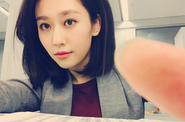 Xinh như Lưu Diệc Phi, nữ MC khiến nhiều người sẵn s&agrave;ng thức đến 3 giờ s&aacute;ng để xem thời sự - Ảnh 3.