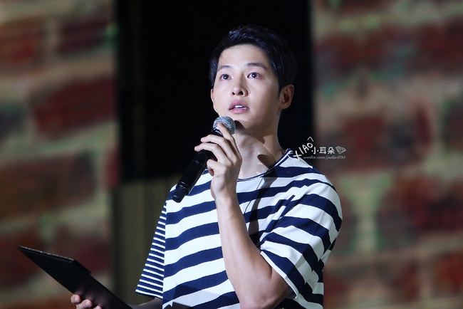Song Joong Ki nghẹn ng&agrave;o x&uacute;c động đến rơi nước mắt - Ảnh 6.