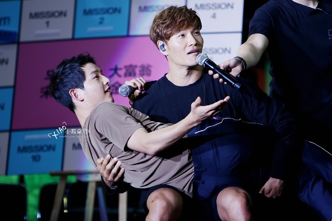 Song Joong Ki nghẹn ng&agrave;o x&uacute;c động đến rơi nước mắt - Ảnh 15.