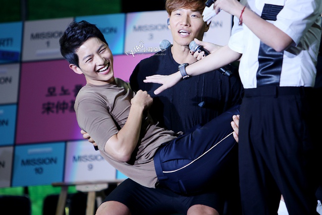 Song Joong Ki nghẹn ng&agrave;o x&uacute;c động đến rơi nước mắt - Ảnh 19.