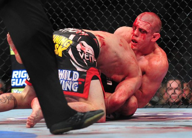 Đấm nhau đến mức chảy be bét máu, 2 võ sĩ MMA vẫn làm điều khiến ai nấy đều xúc động - Ảnh 2.
