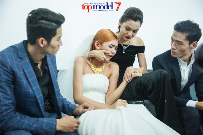 Next Top Model: Thiếu Lan hôn nát môi Minh Phong vẫn bị chê đến phát khóc - Ảnh 6.