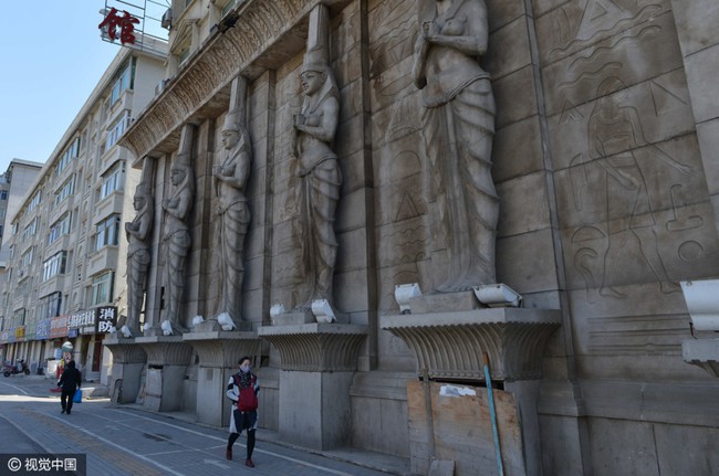 Khách sạn bị chỉ trích vì trưng bày 10 bức tượng người Ai Cập cổ khổng lồ đầy phản cảm - Ảnh 4.