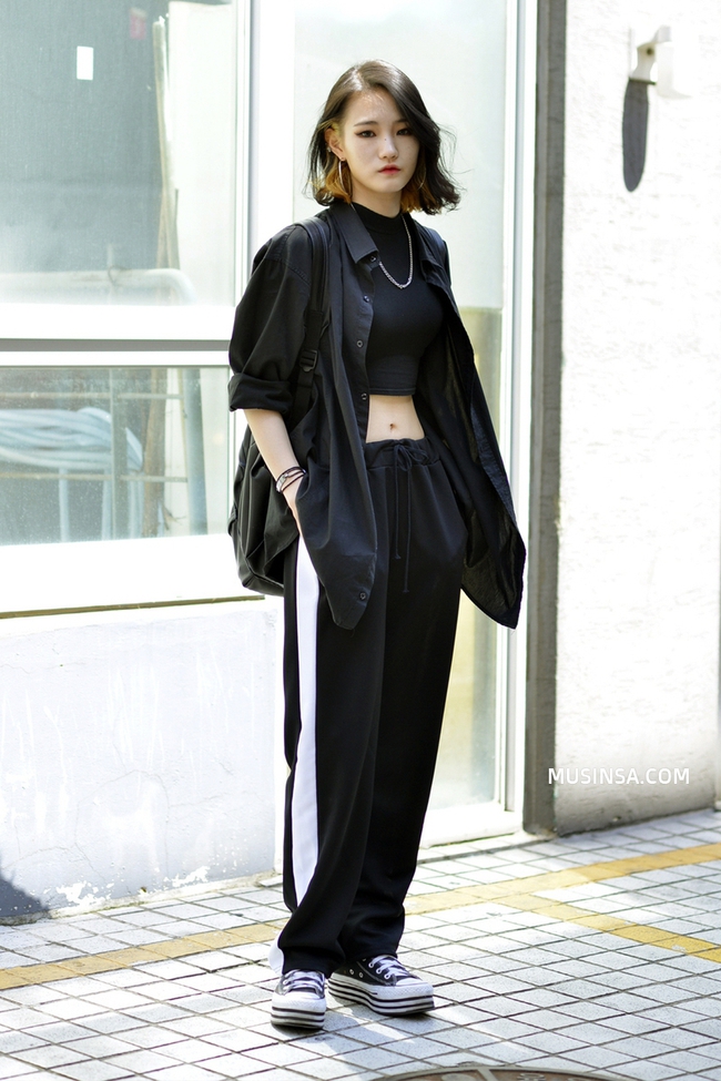 Xem c&aacute;ch diện đồ m&aacute;t mẻ xua tan c&aacute;i n&oacute;ng của giới trẻ thế giới tuần qua - Ảnh 7.