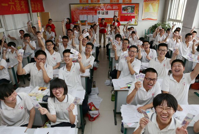 Ch&ugrave;m ảnh: Dạo một v&ograve;ng quanh kỳ thi si&ecirc;u &aacute;p lực tại Trung Quốc năm 2016 - Ảnh 7.