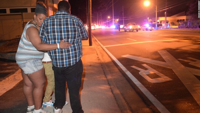 Mỹ: Hiện trường hỗn loạn sau vụ xả súng đẫm máu tại hộp đêm đồng tính - Ảnh 5.