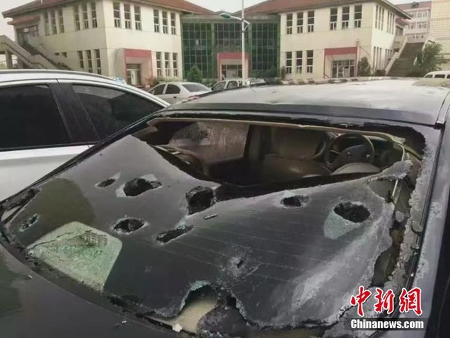 Mưa đ&aacute; to bằng quả trứng g&agrave; ph&aacute; hỏng nhiều &ocirc; t&ocirc; - Ảnh 9.
