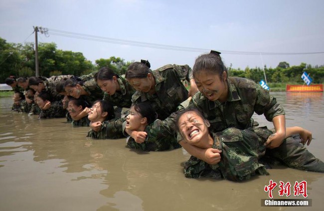 Không thể tin nổi bài tập khắc nghiệt như quân đội này là dành cho các tiếp viên hàng không tương lai - Ảnh 7.