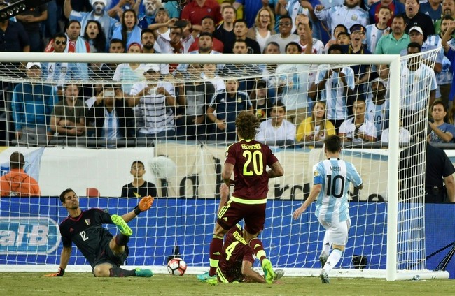 Messi kiến tạo và ghi bàn giúp Argentina vào bán kết Copa America 2016 - Ảnh 9.