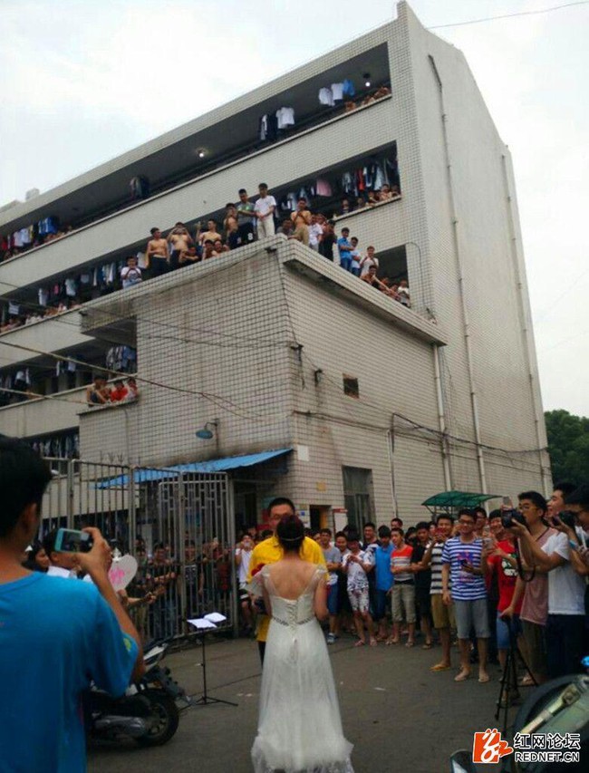 Hàng trăm sinh viên xúm lại xem cảnh nữ giảng viên xinh đẹp cầu hôn nam sinh tại sân trường  - Ảnh 5.