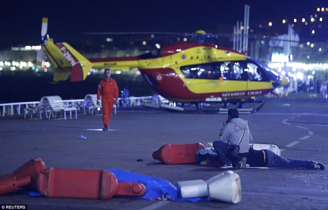 Thi thể nạn nhân nằm la liệt tại hiện trường vụ tấn công khiến hơn 200 người thương vong ở Pháp - Ảnh 11.