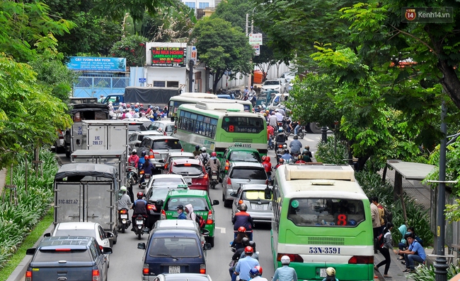 Kẹt xe nghiêm trọng ở cửa ngõ sân bay Tân Sơn Nhất vào giữa trưa - Ảnh 7.