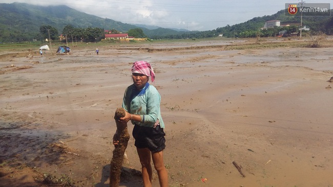 Ch&ugrave;m ảnh: X&aacute;ch nước, đẩy b&ugrave;n đất ra khỏi nh&agrave; d&acirc;n sau đợt lũ kinh ho&agrave;ng ở L&agrave;o Cai - Ảnh 2.