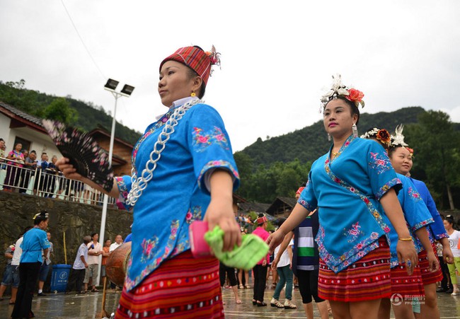 Ngoài lễ hội thịt chó gây phẫn nộ, Trung Quốc còn có lễ hội rước chó để thể hiện lòng tôn trọng loài vật này - Ảnh 7.