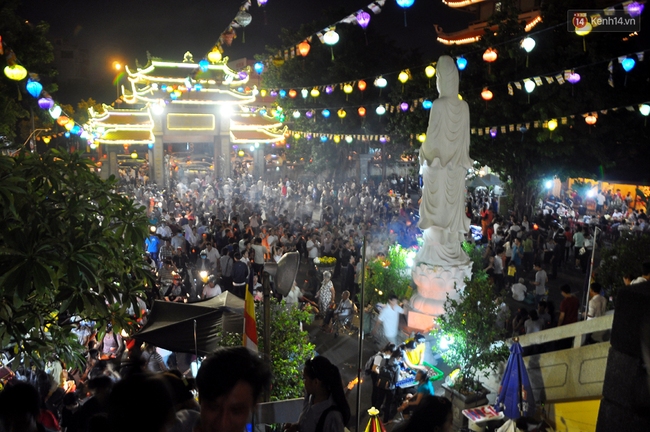 Người dân đổ về chùa dự lễ Vu lan, một số tuyến đường Sài Gòn bị ùn tắc - Ảnh 7.