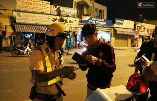 TP. HCM: Ma men bỏ chạy, cầu cứu người th&acirc;n khi CSGT y&ecirc;u c&acirc;̀u th&ocirc;̉i n&ocirc;̀ng đ&ocirc;̣ c&ocirc;̀n - Ảnh 7.