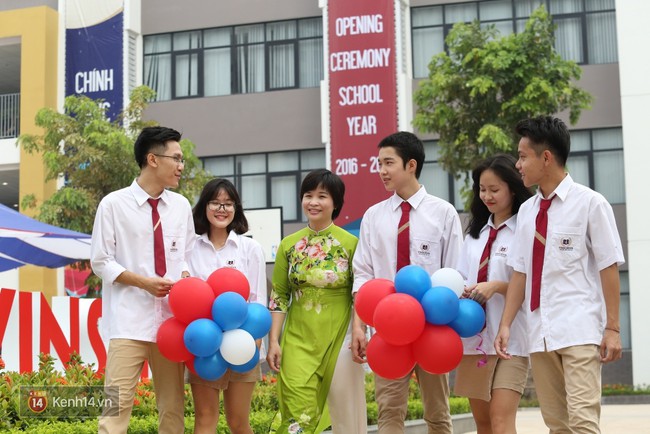 Học sinh H&agrave; Nội v&agrave; S&agrave;i G&ograve;n cực h&agrave;o hứng trong ng&agrave;y khai giảng - Ảnh 18.